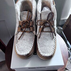 Minnetonka Torey Beige/Brown Women's Slippers, Size 8, New in Box